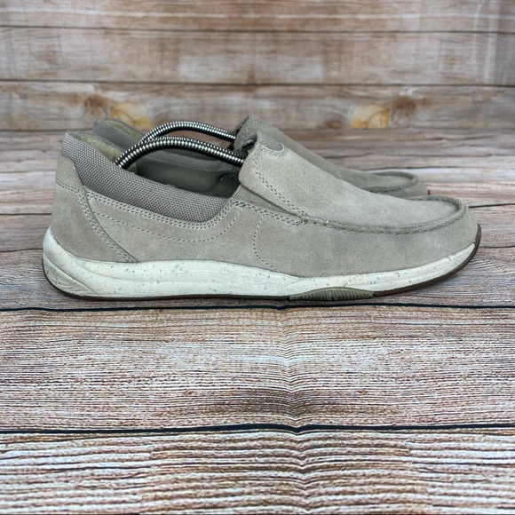 Clarks Slip On loafers Men Size 11.5 Casual Shoes - Beige - NEW - Picture 1 of 9